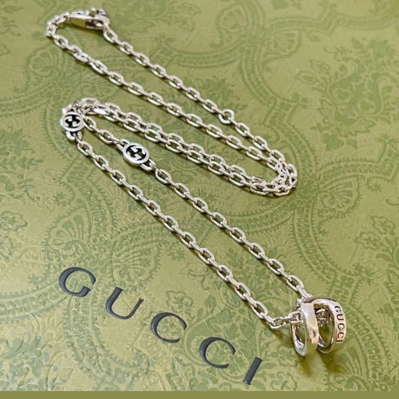 G*u*i necklaces
